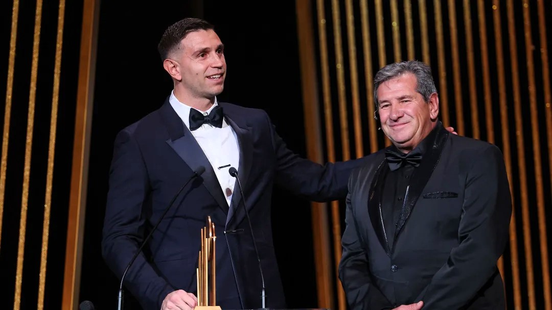 Ballon d'Or: Aston Villa's and Argentina's goalkeeper, Emiliano Martinez, wins the 2023 Yashin Trophy (best goalkeeper award)